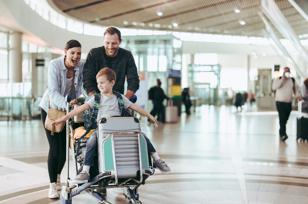 Familie am Flughafen auf dem Weg zum Flughafentransfer